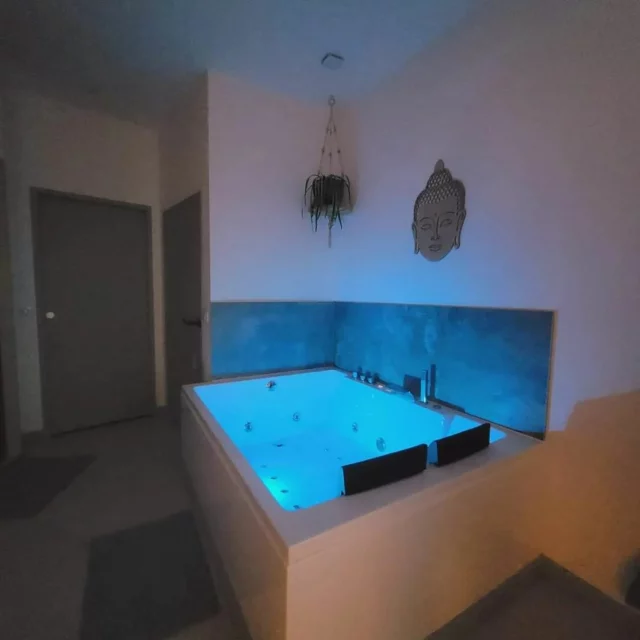 Venez vous détendre sur la terrasse privative avec spa extérieur et balnéo intérieure.
Pensez à réserver pour vos week-ends, les ponts de l'ascension et de la Pentecôte ainsi que votre été 🌞🎶🎵🍾🍻
Pour tout renseignement, allez sur notre site internet :
https://sites.google.com/view/lapromenadesuitespa/accueil