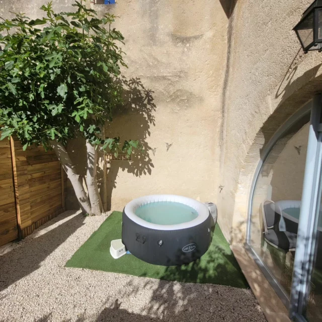 Jacuzzi, piscine, balnéothérapie 
Faites votre choix !
#lapromenadesuiteandspa
#vaunage
#Nimes 
#montpellier
#relax
#Child